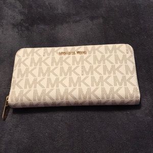 Michael kors jet set travel wallet